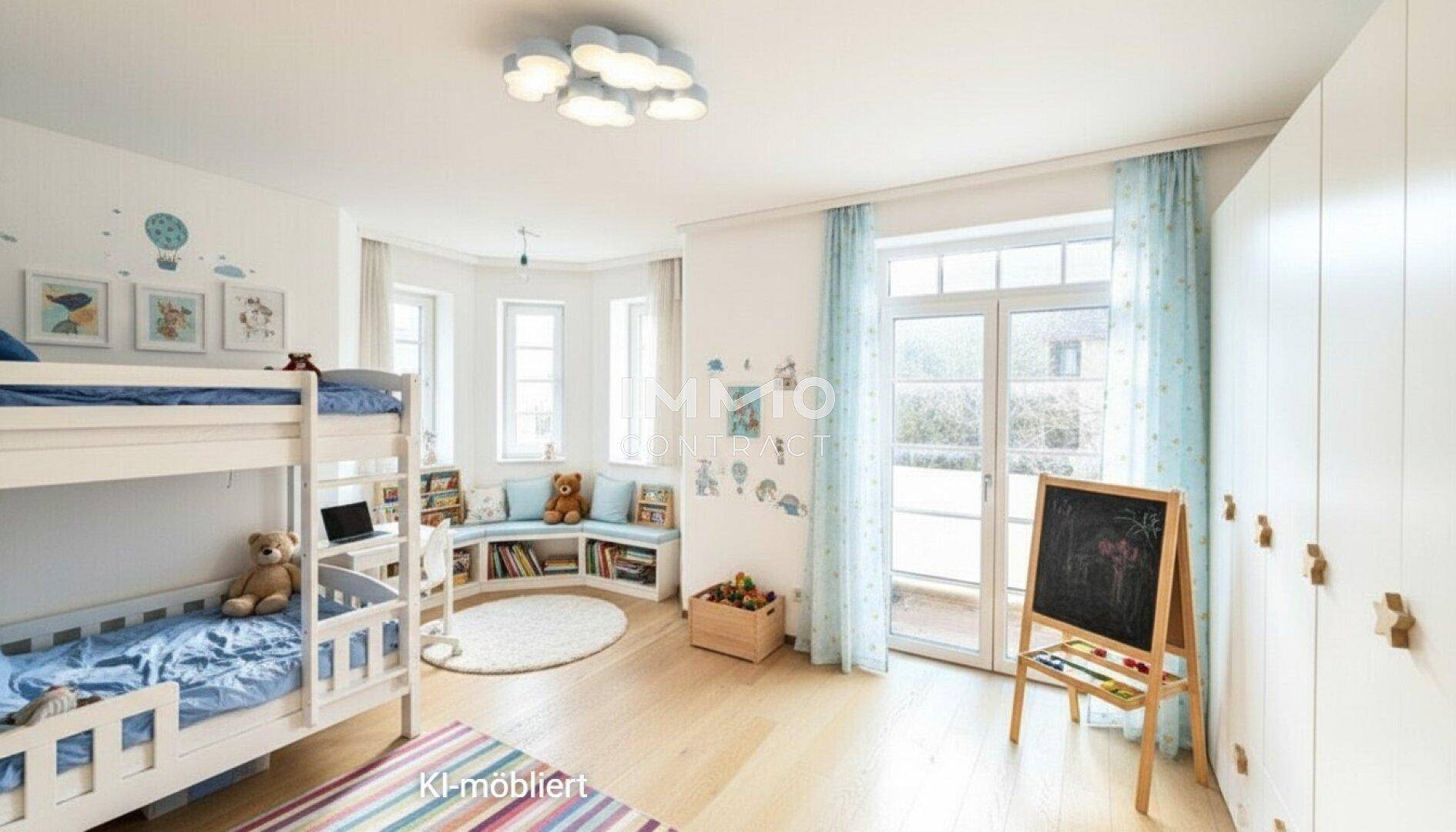 Kinderzimmer mit Etagenbett, Spielbereich, Holzboden und Zugang zu einem Balkon.