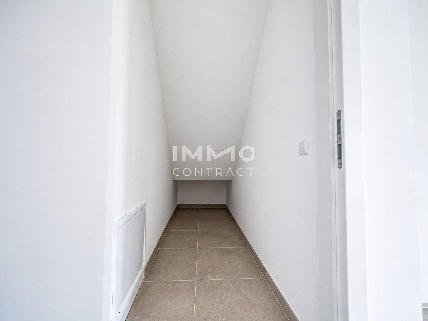 Praktischer Abstellraum mit Fliesenboden und Dachschräge, ideal für zusätzlichen Stauraum im Haus.