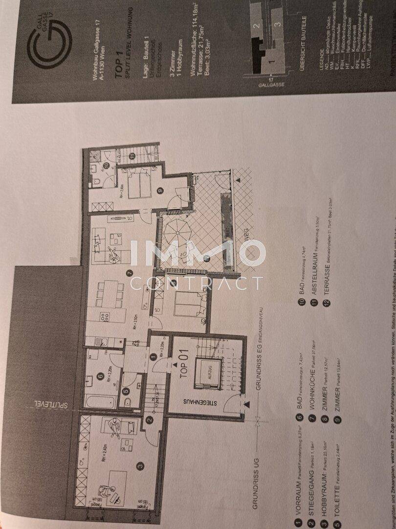 Grundriss einer Split-Level-Wohnung mit mehreren Zimmern, Bädern und einer großzügigen Terrasse.