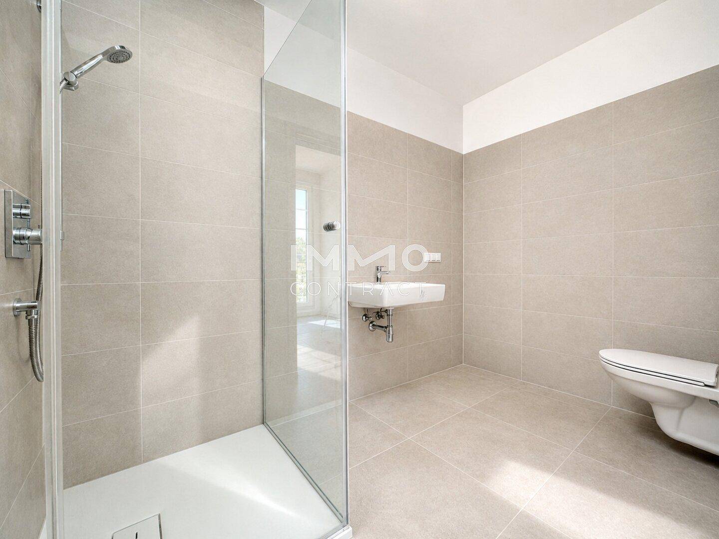 Modernes Badezimmer mit begehbarer Dusche, Wand-WC und hellen Fliesen an Wänden und Boden.
