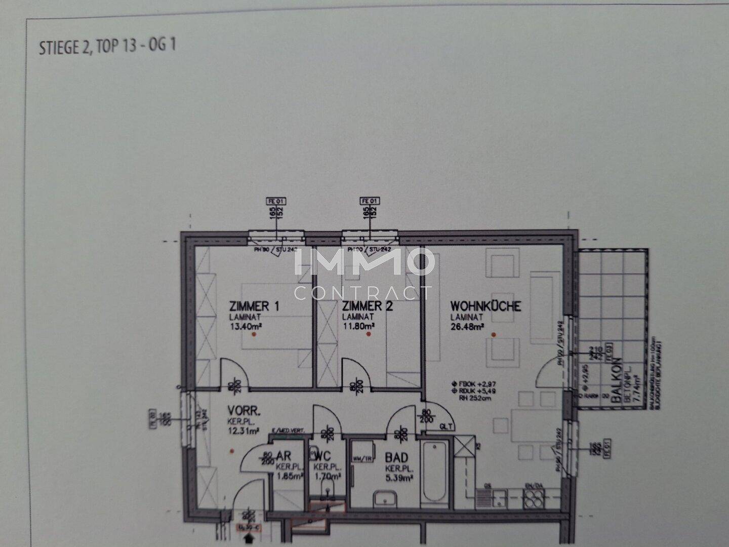Grundriss einer Wohnung mit zwei Zimmern, Wohnküche, Bad, WC und Balkon.