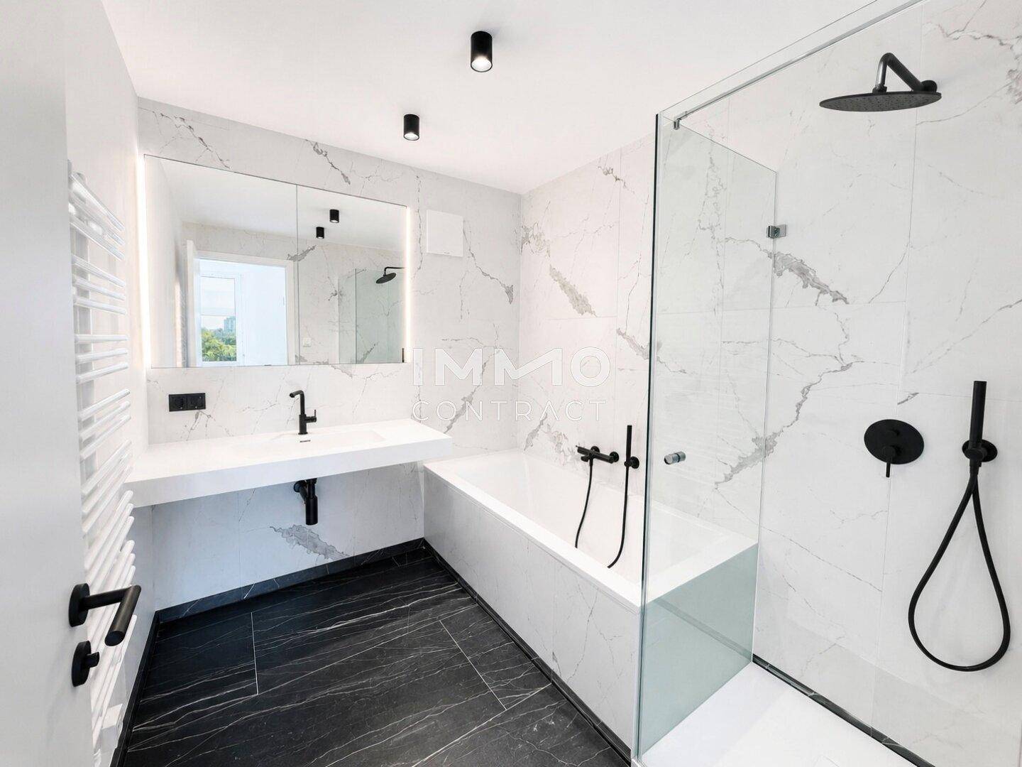 Elegantes Badezimmer mit Marmorfliesen, schwarzer Armatur, Badewanne und begehbarer Dusche.