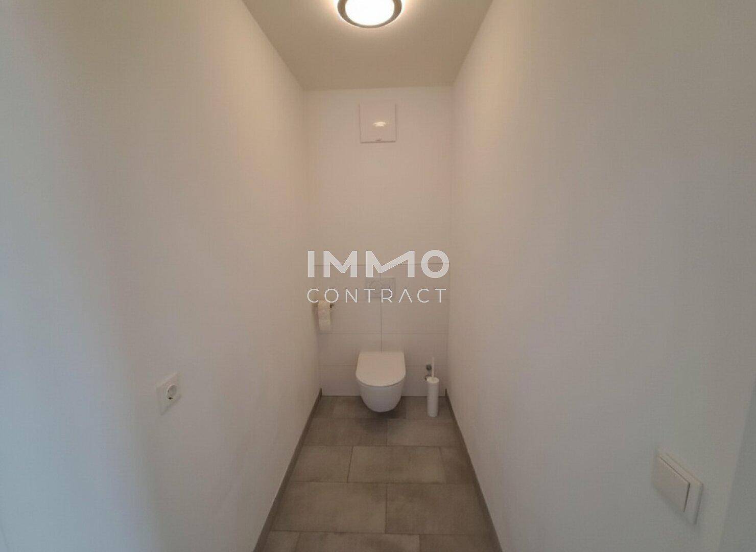 Kleines Gäste-WC mit wandhängender Toilette und schlichtem Design.