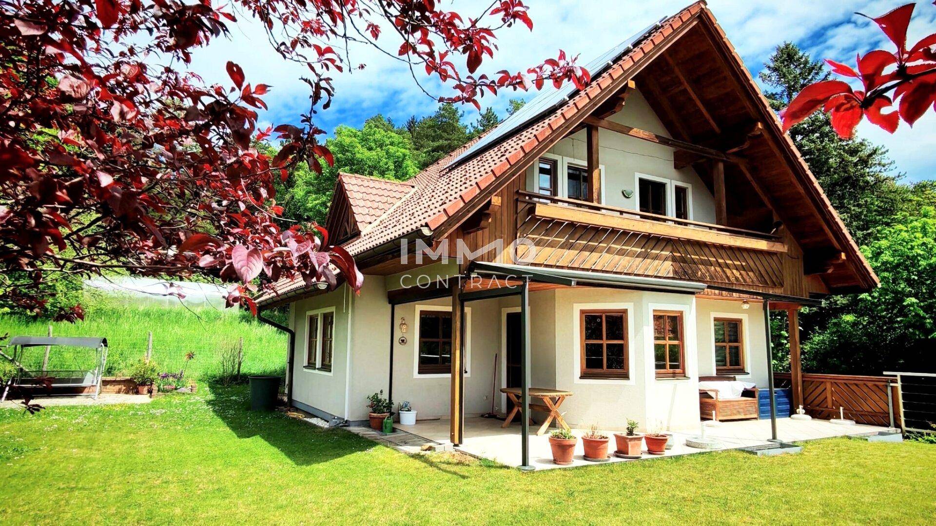 Charmantes Einfamilienhaus mit gepflegtem Garten und Terrasse in grüner Umgebung.