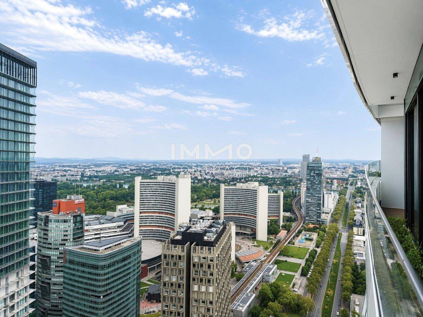 Atemberaubender Stadtblick aus der Höhe mit modernen Hochhäusern und weitläufiger urbaner Landschaft.