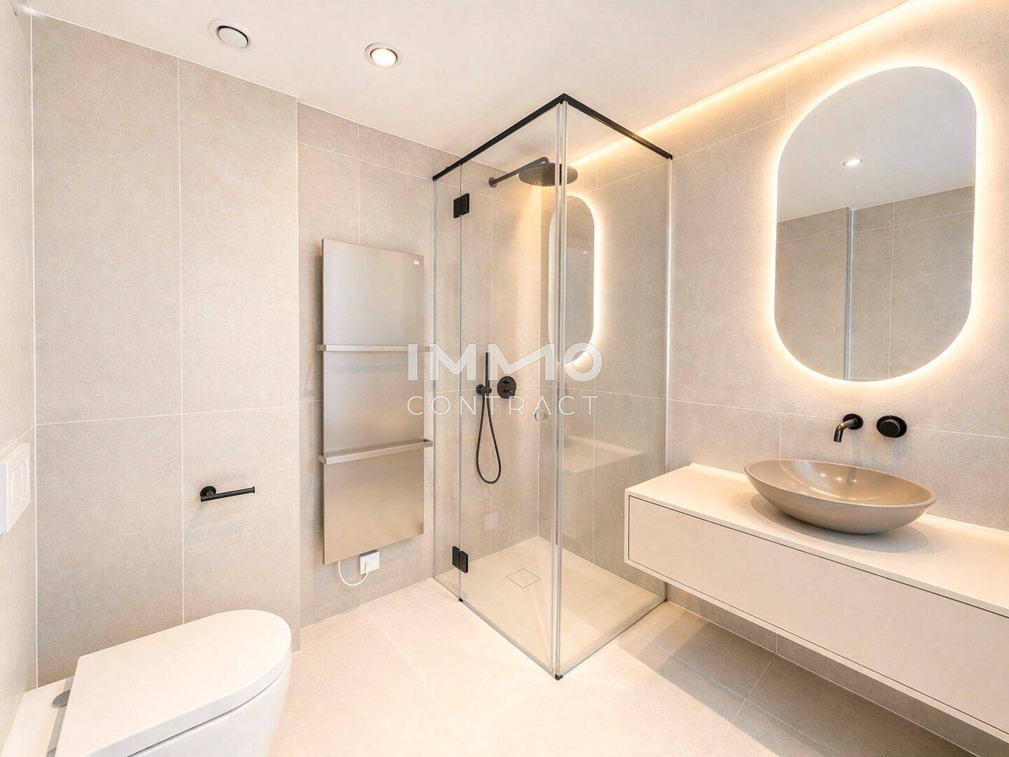 Elegantes, modernes Badezimmer mit begehbarer Dusche, schwebendem Waschtisch und beleuchtetem Spiegel.