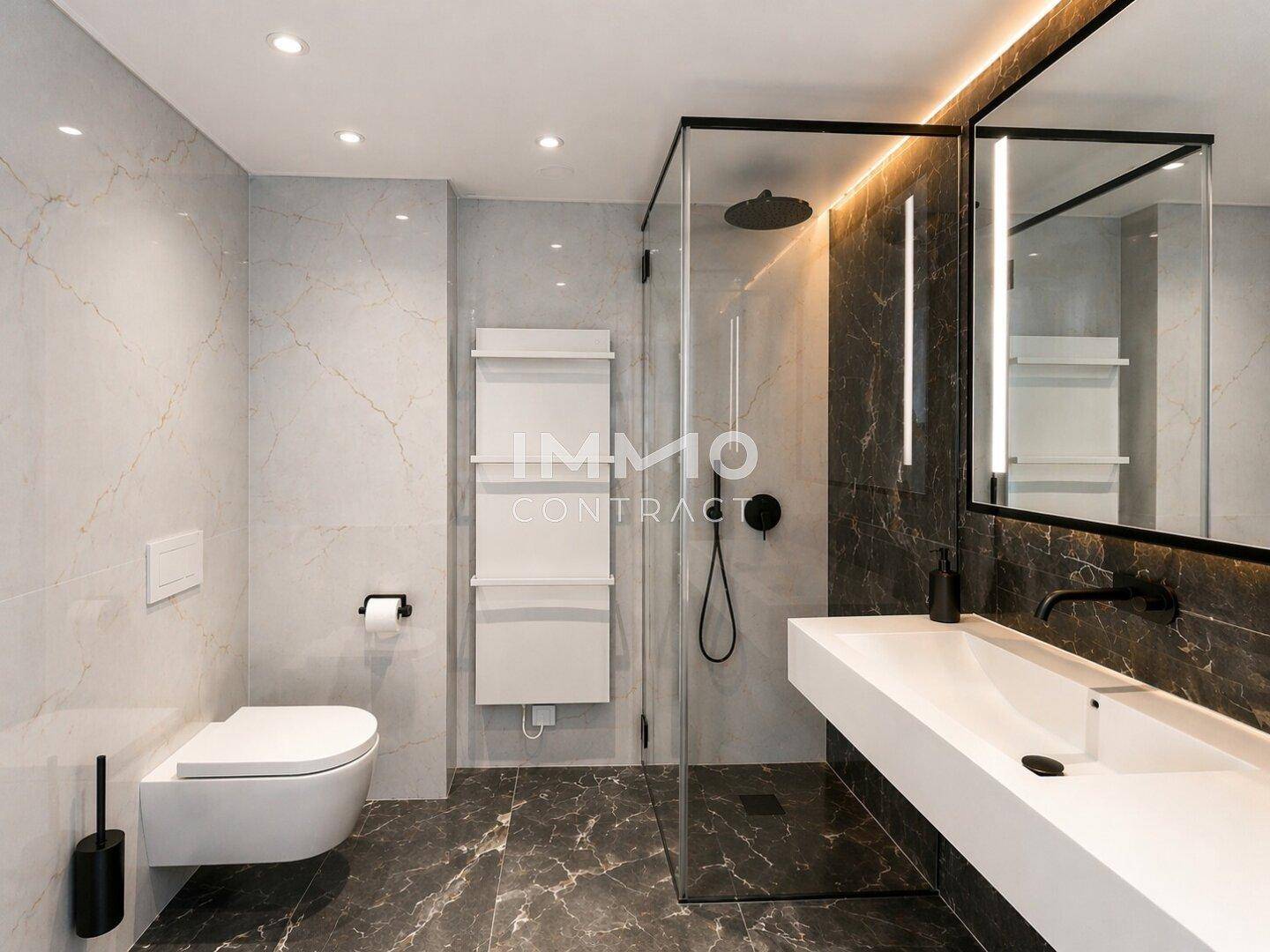Elegantes Badezimmer mit Marmorfliesen, begehbarer Dusche, wandhängendem WC und modernem Waschtisch.