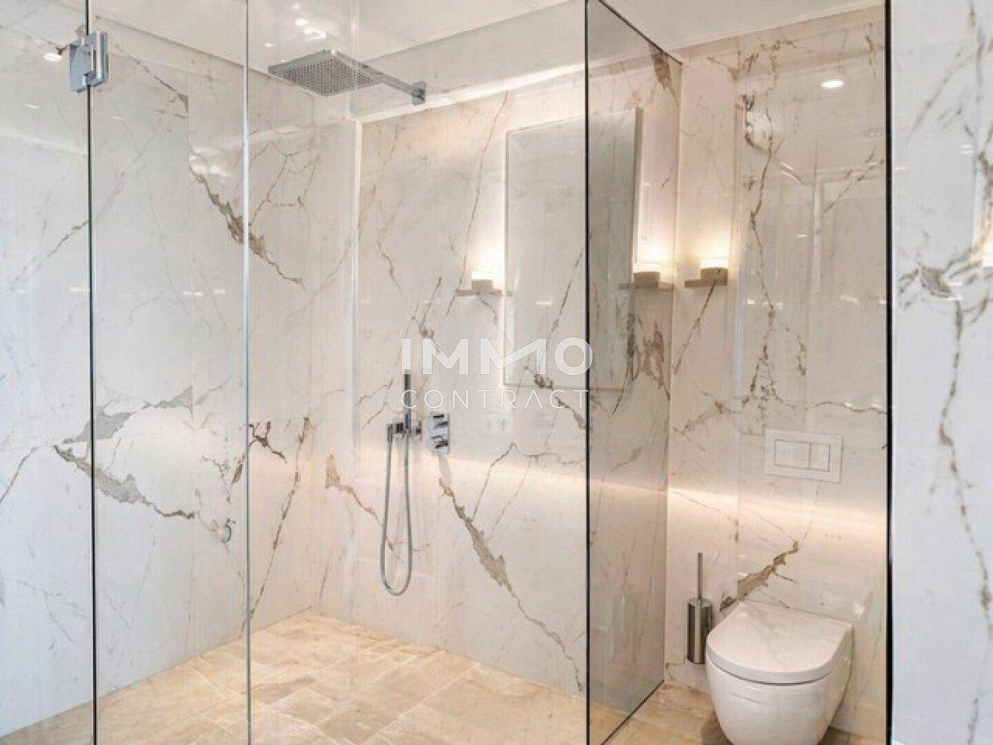 Elegantes Badezimmer mit Marmorfliesen, begehbarer Dusche und wandhängendem WC.