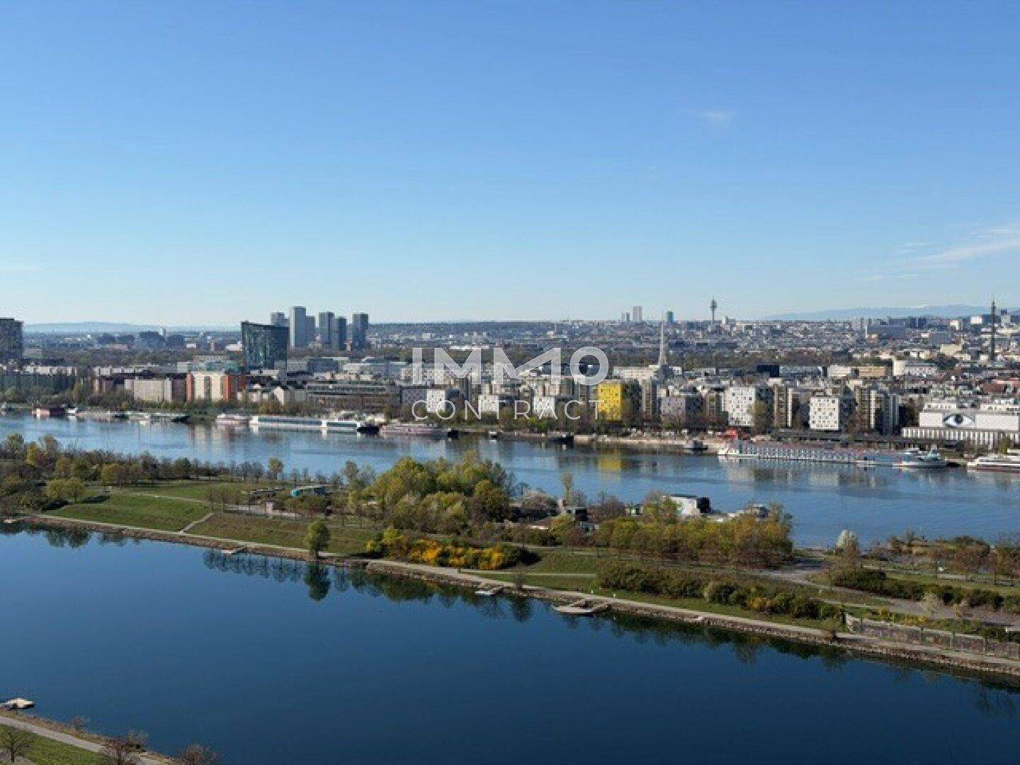 Panoramablick über die Stadt und den Fluss an einem sonnigen Tag mit klarer Sicht.