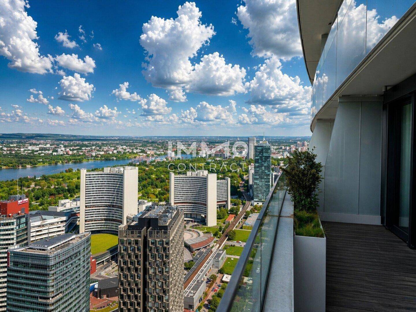 Geräumiger Balkon mit Holzboden und Glasbrüstung, der einen atemberaubenden Blick auf die Stadt und den Fluss bietet.
