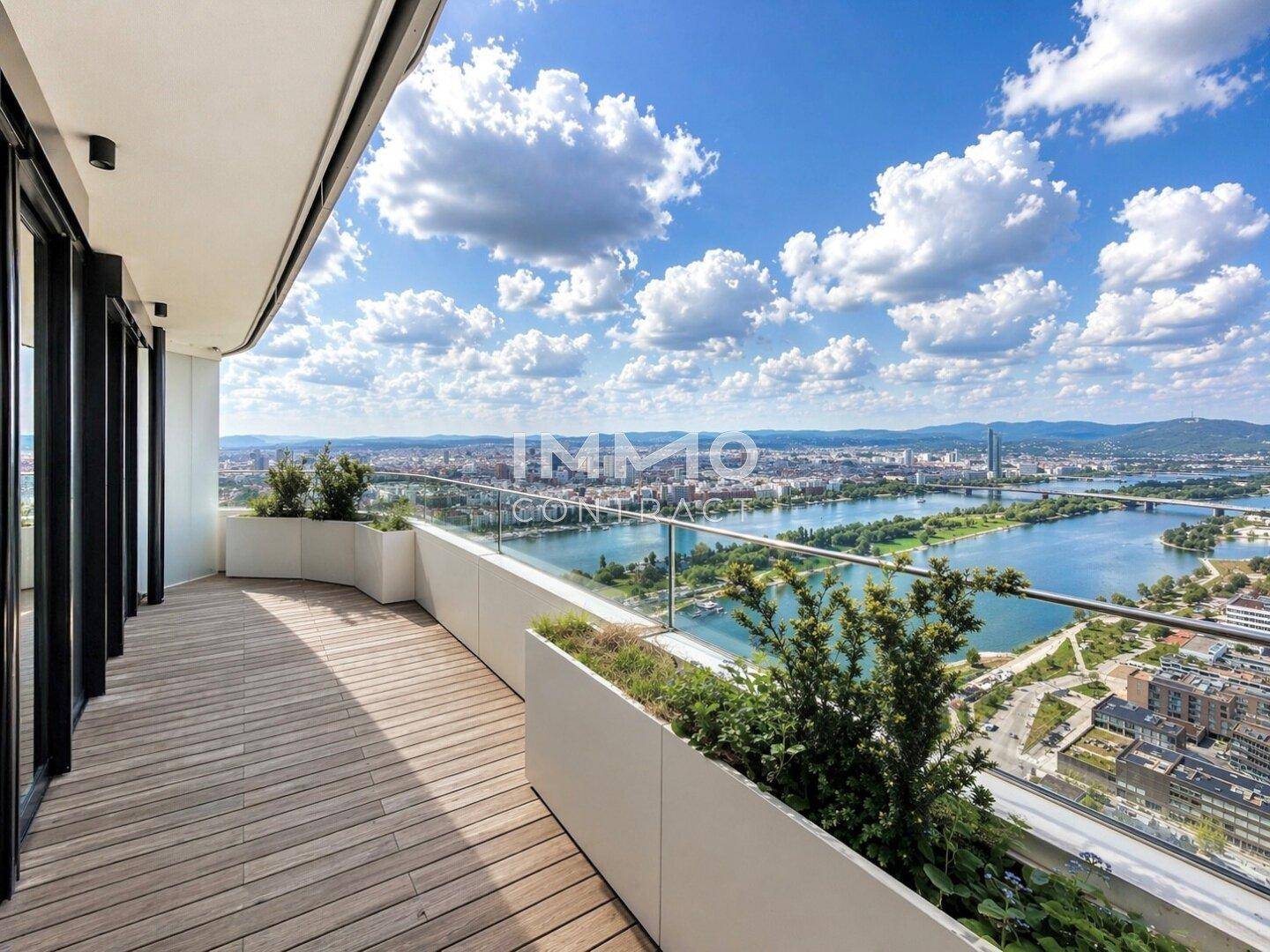 Weitläufige Terrasse mit Holzboden und Pflanzen, die einen beeindruckenden Blick auf die Stadt und das Wasser bietet.