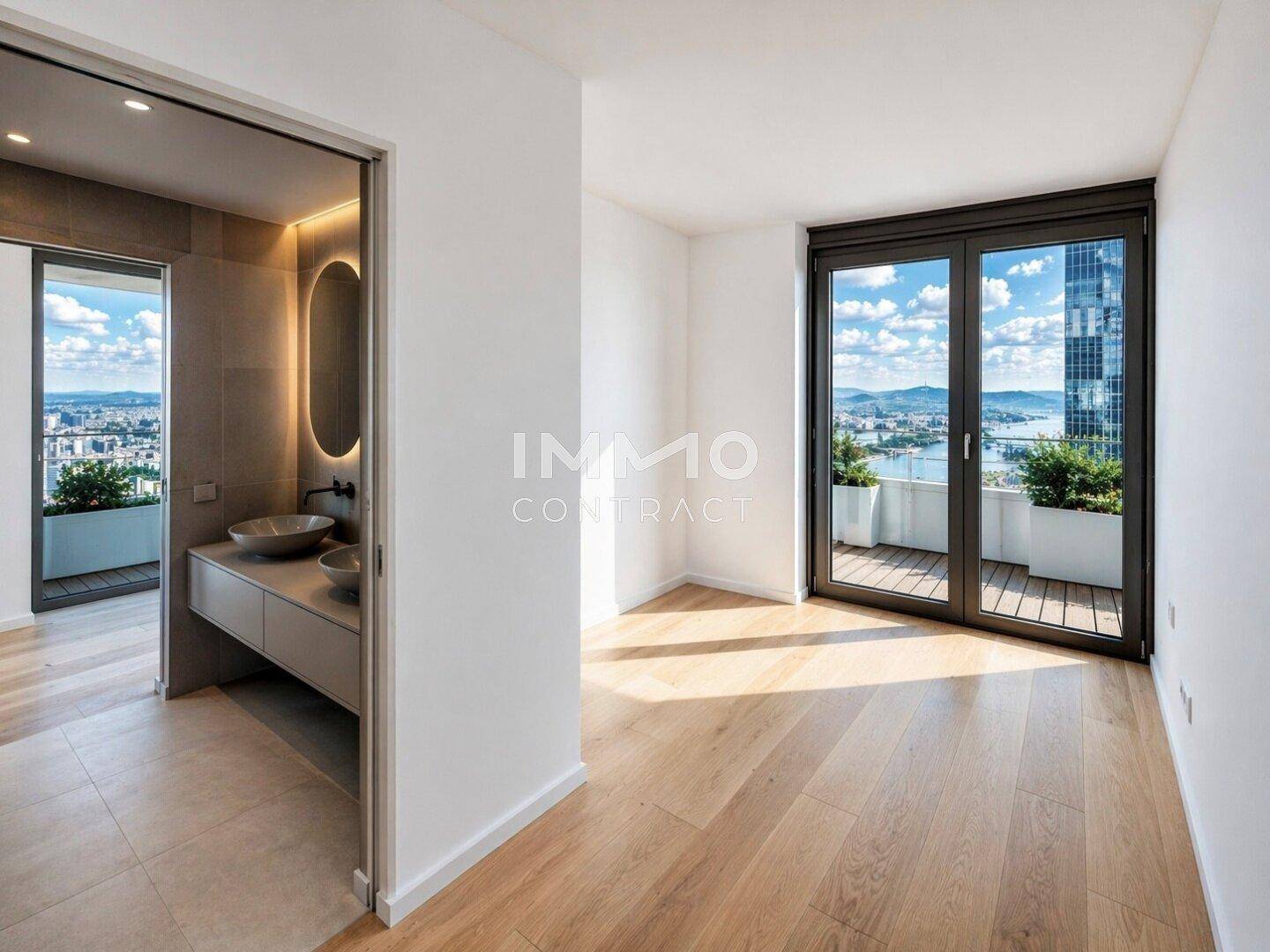 Helles Schlafzimmer mit Holzboden und Zugang zu einem Balkon, direkt neben einem modernen Badezimmer.