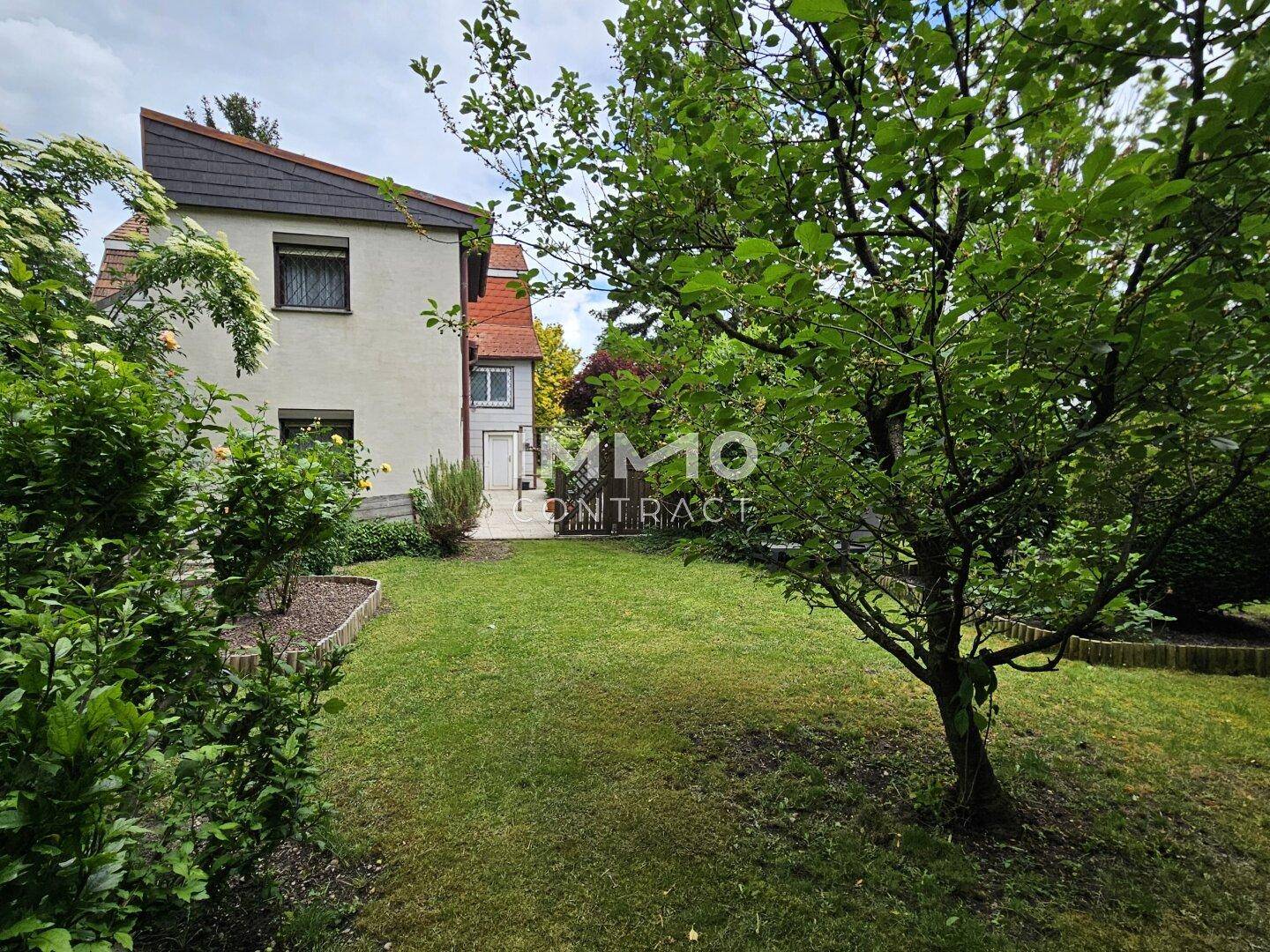 Großer, grüner Garten hinter dem Haus mit altem Baumbestand und viel Rasenfläche.