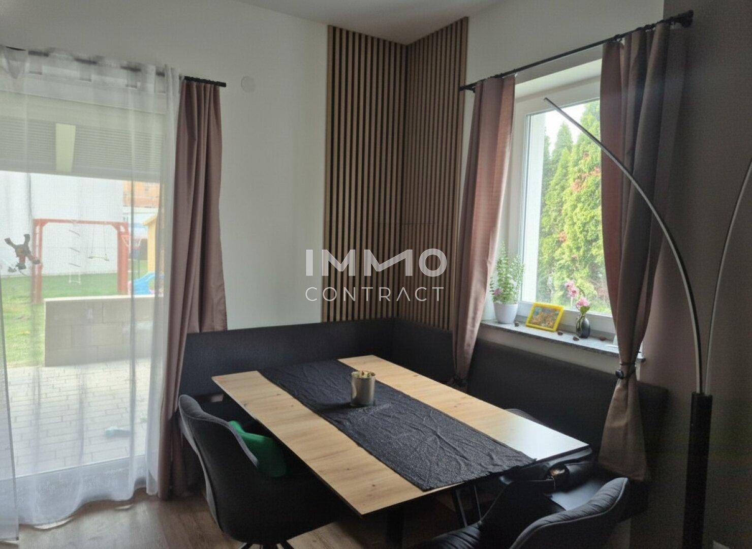 Gemütlicher Essbereich mit Holztisch, Eckbank und Zugang zum Garten.