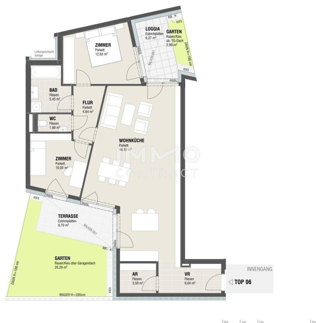 Detaillierter Grundriss einer Wohnung mit Wohnküche, zwei Zimmern, Bad, WC und Außenbereichen.