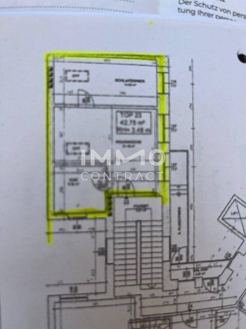 Grundrissplan einer Wohnung mit hervorgehobener Fläche, Balkon und Treppenhaus.