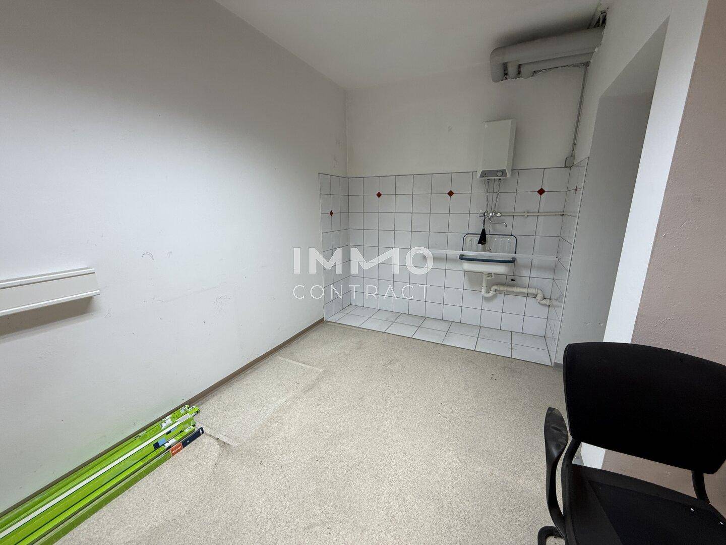 Hauswirtschaftsraum mit Waschbecken, Fliesen und Platz für Geräte.