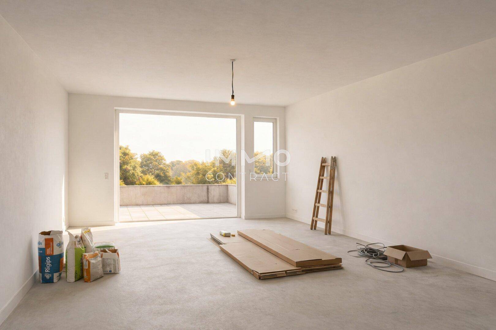 Unmöblierter Raum im Bauzustand mit Zugang zu einer Terrasse und Baumaterialien.