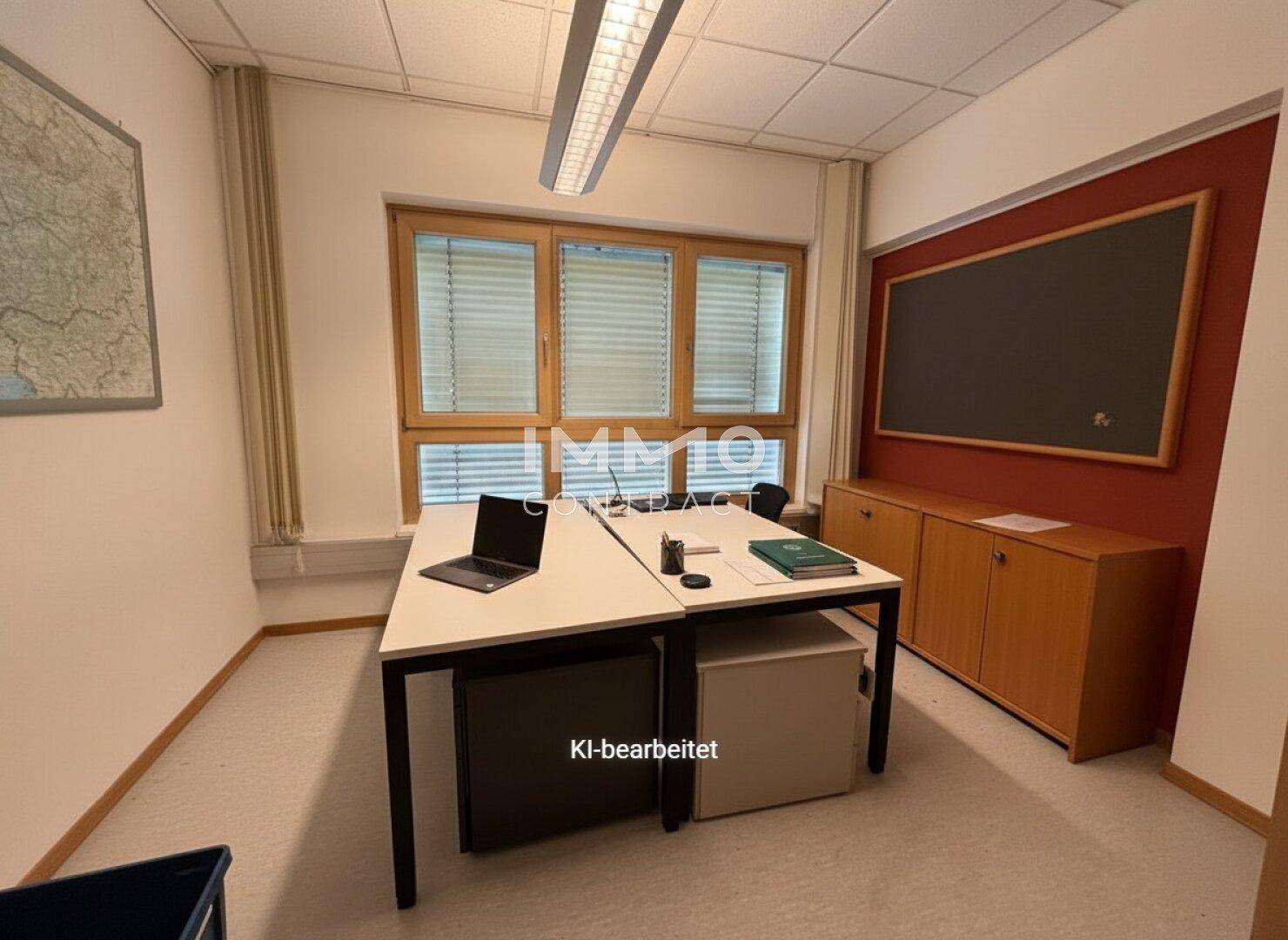 Modernes Büro mit zwei Arbeitsplätzen, Holzfenstern und einer roten Akzentwand.