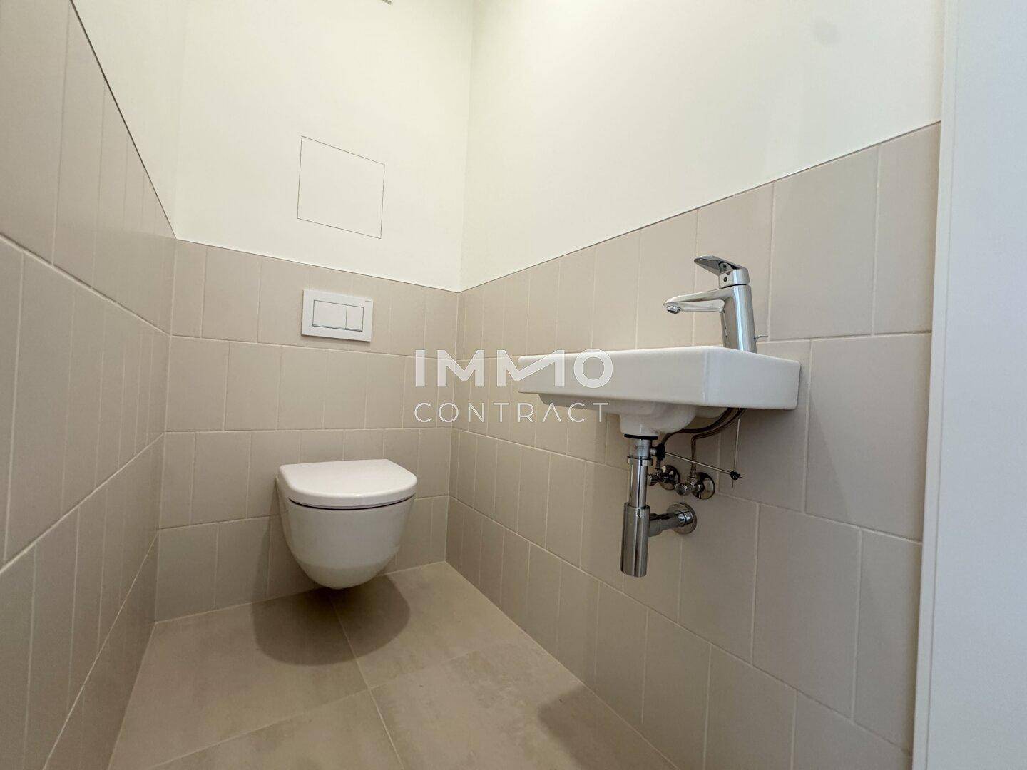 Kleines Gäste-WC mit wandhängender Toilette und kompaktem Waschbecken.