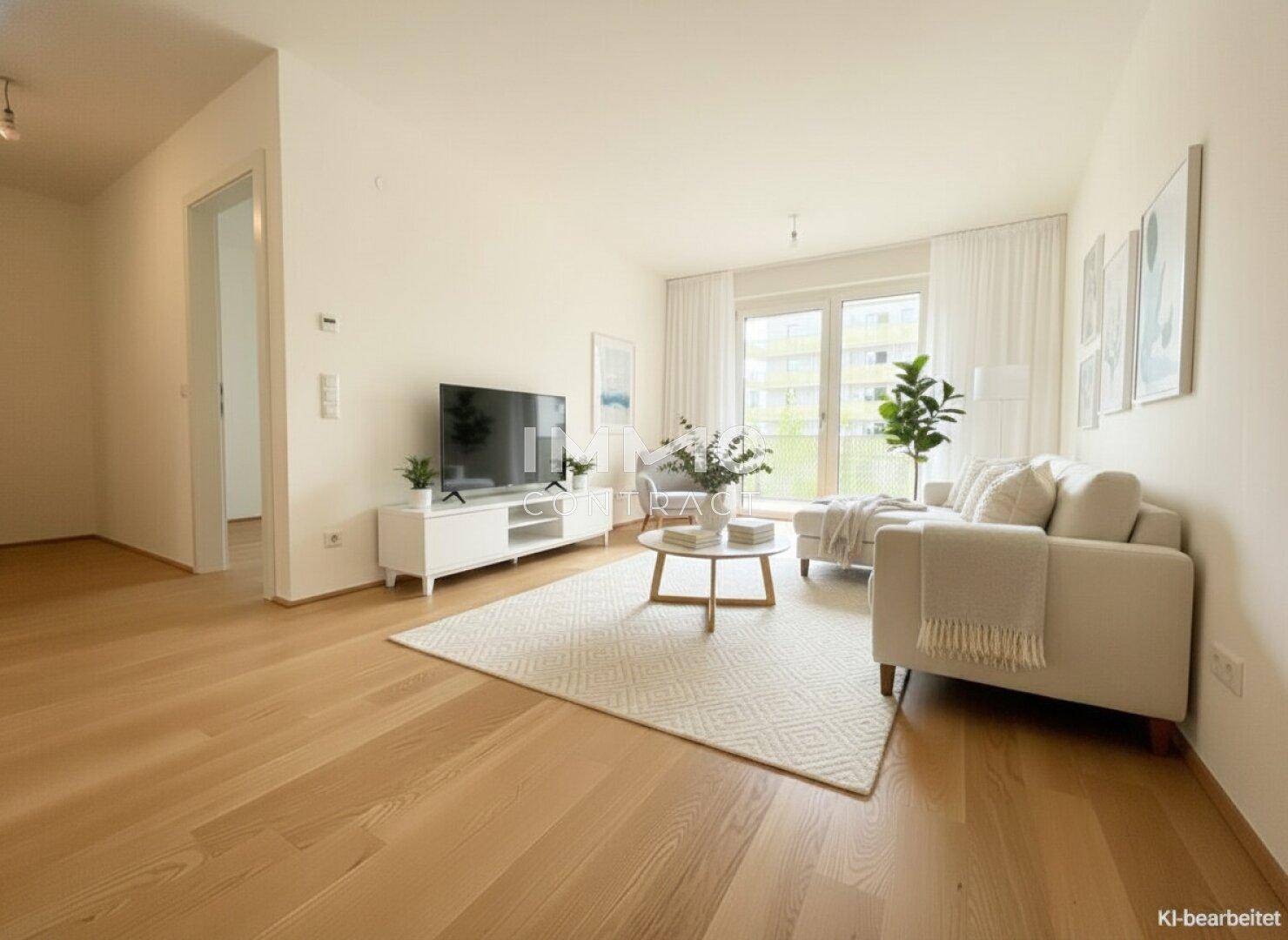 Geräumiges Wohnzimmer mit hellem Parkettboden, großen Fenstern und moderner Einrichtung.