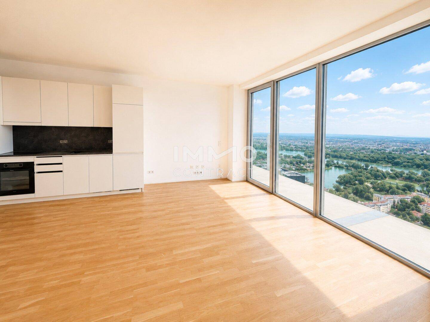 Lichtdurchfluteter Wohnbereich mit Eichenparkett und Panoramafenstern, die einen weiten Blick über die Stadt bieten.