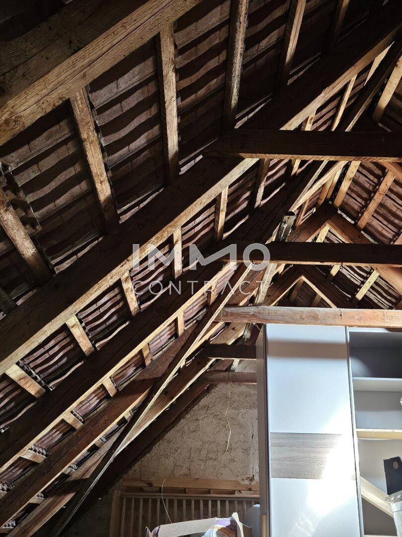 Dachboden mit sichtbaren Holzbalken und Dachkonstruktion, bietet Ausbaupotenzial oder Stauraum.