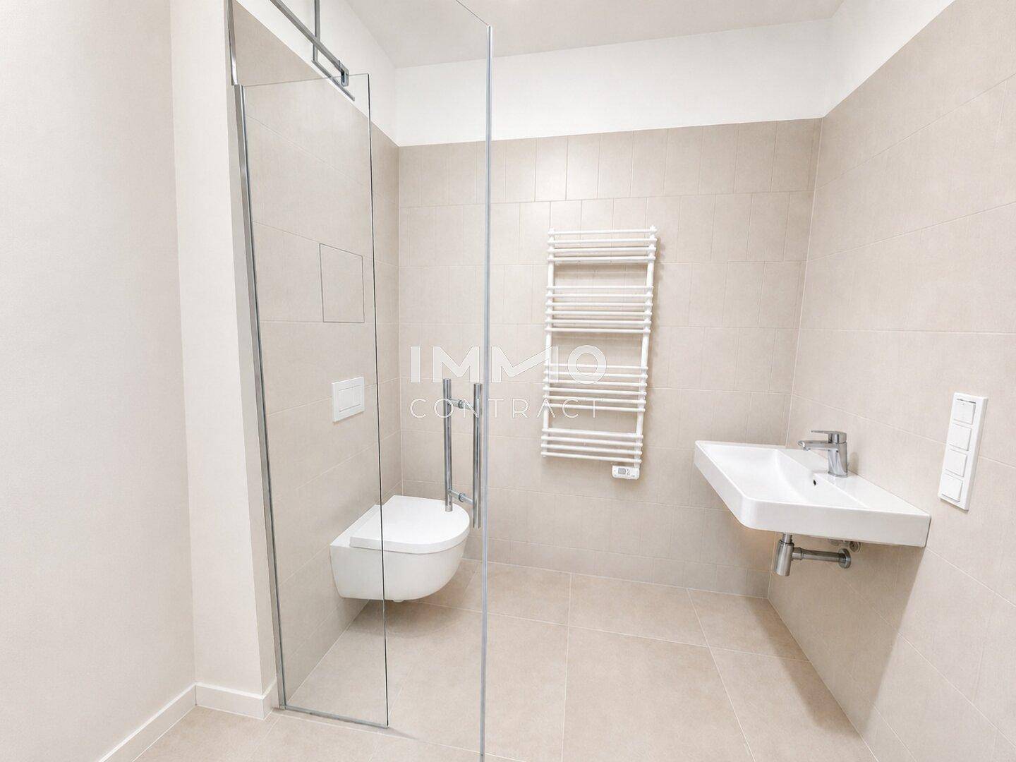 Modernes Badezimmer mit ebenerdiger Glasdusche, Wand-WC und beheiztem Handtuchhalter.