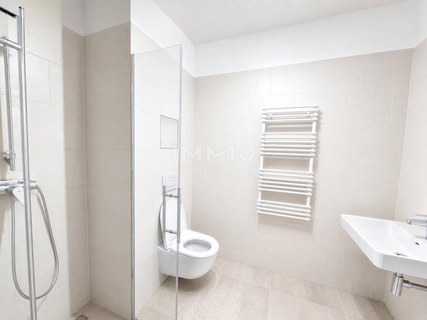 Modernes Badezimmer mit begehbarer Dusche, Wand-WC, Einzelwaschbecken und beheiztem Handtuchhalter.