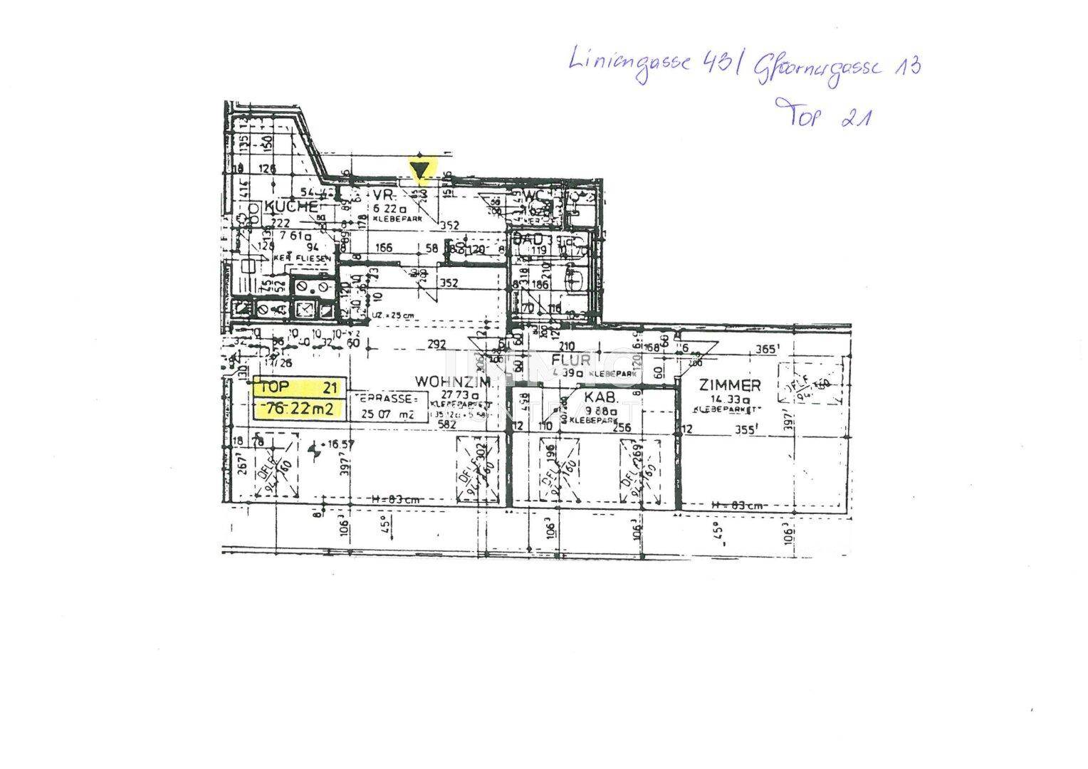 Grundriss der Wohnung Top 21 mit Terrasse, Wohnzimmer und Küche.