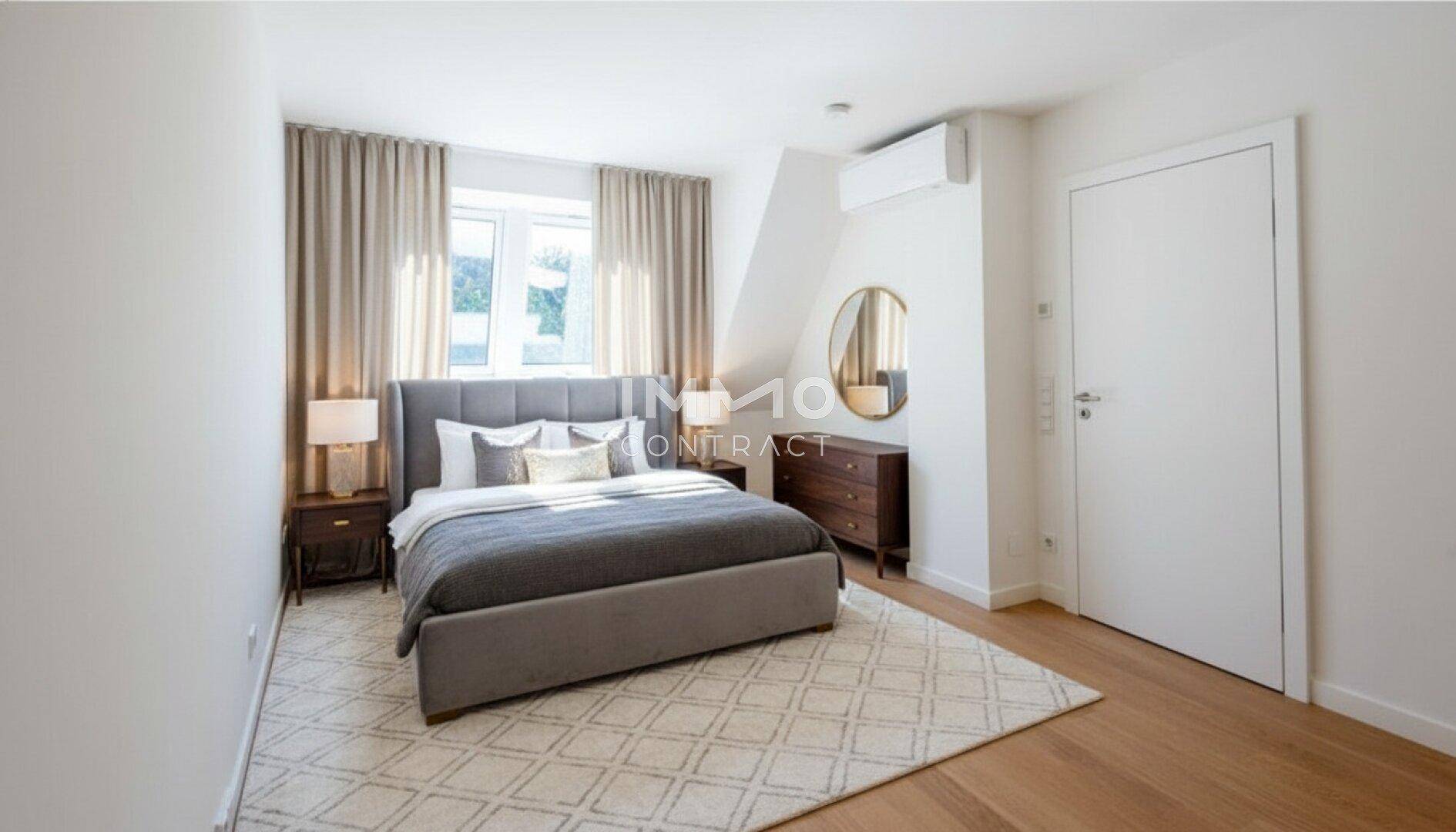 Gemütliches Schlafzimmer mit Doppelbett, Vorhängen und Klimaanlage, in hellen Farbtönen gehalten.