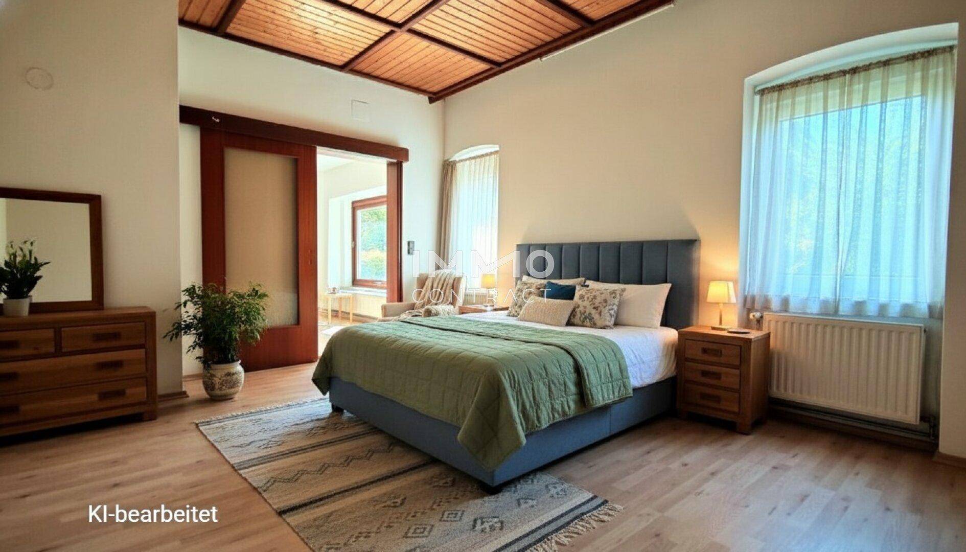 Möbliertes Schlafzimmer mit Holzbalkendecke, Parkettboden und Schiebetür.
