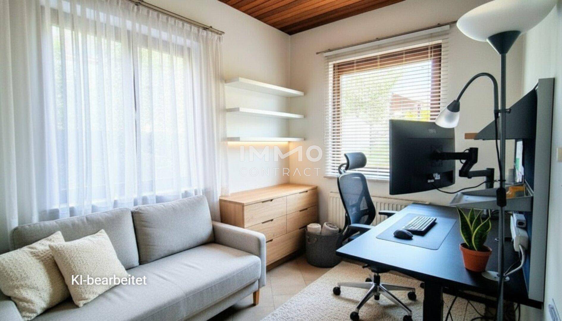 Modernisiertes Arbeitszimmer mit ergonomischem Schreibtisch, bequemer Couch und Holzdecke.