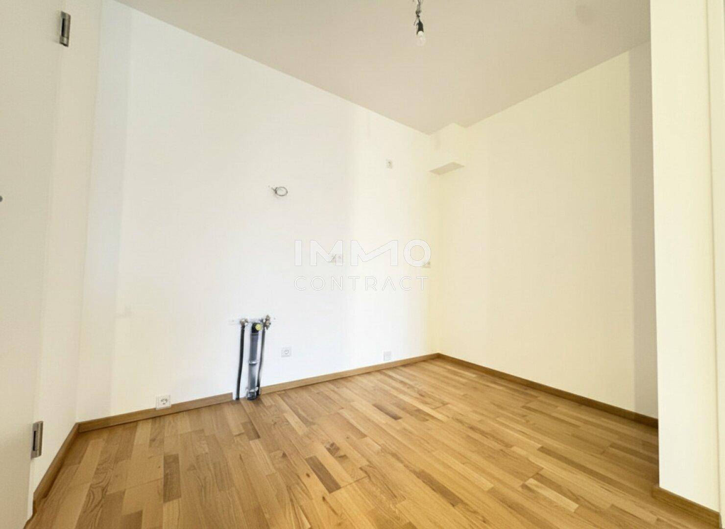 Leerer Raum mit Parkettboden und sichtbaren Anschlüssen, ideal für eine individuelle Nutzung.