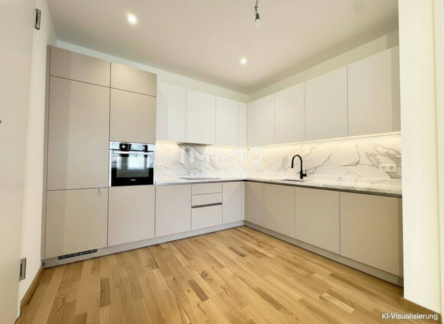 Moderne Einbauküche mit hellgrauen Fronten, Marmor-Arbeitsplatte und integriertem Backofen.