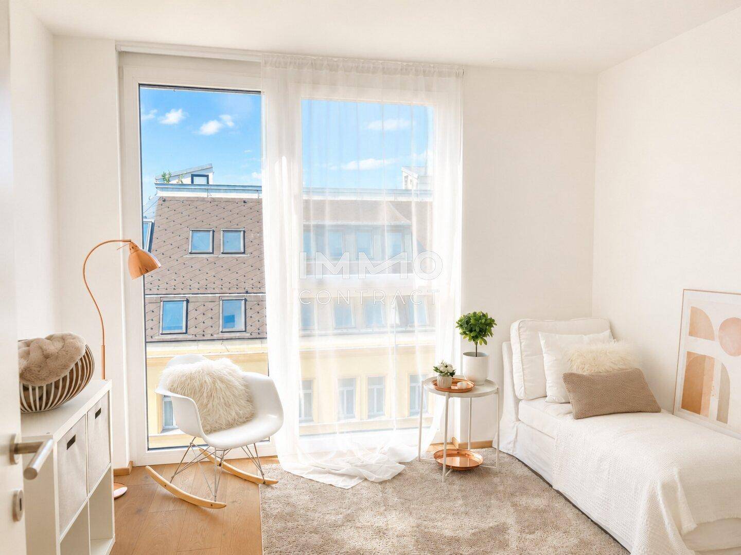 Helles Zimmer mit Tagesbett, Schaukelstuhl und großem Fenster, ideal als Gäste- oder Kinderzimmer.
