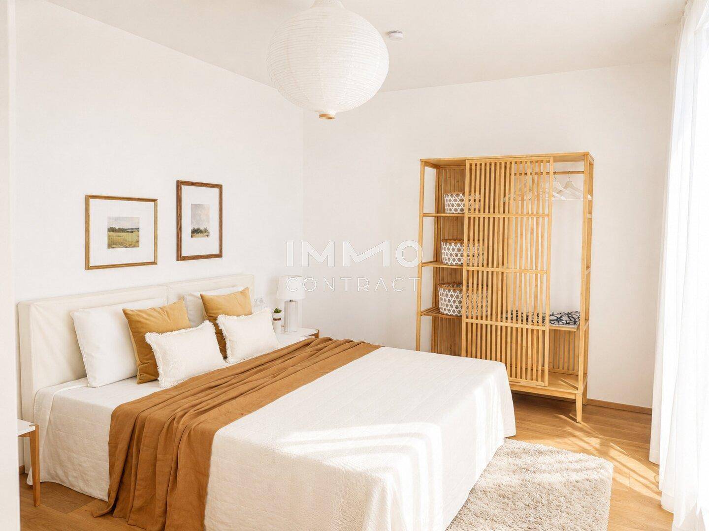 Gemütliches Schlafzimmer mit Doppelbett, Holzboden und einem offenen Kleiderschrank aus hellem Holz.