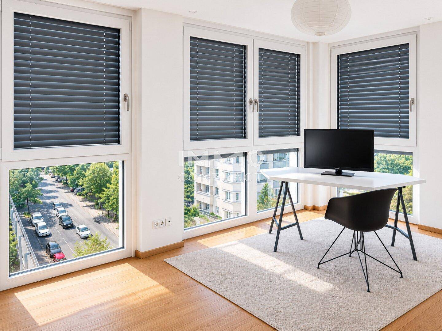 Helles Arbeitszimmer mit Schreibtisch und großen Fenstern, die einen Blick auf die Straße bieten.