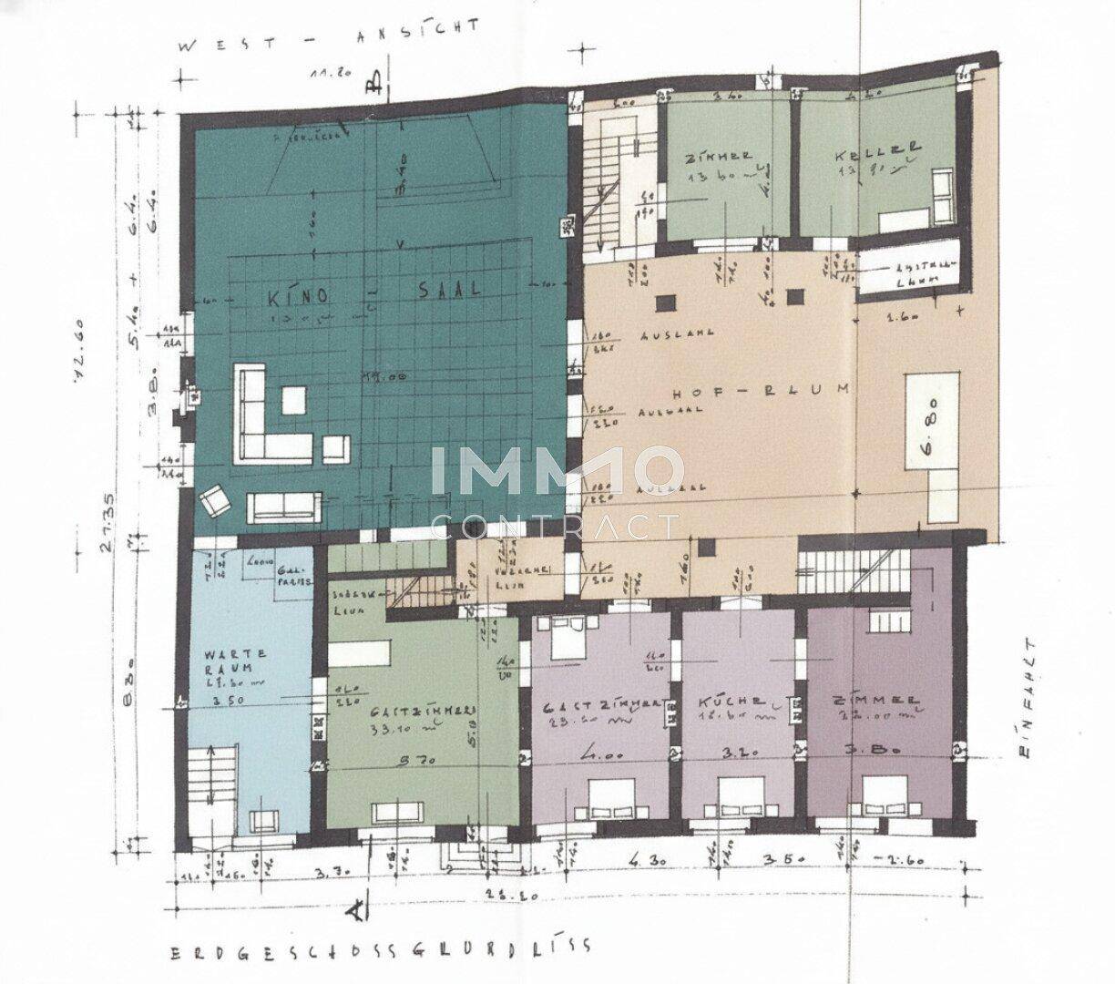 Detaillierter Grundriss des Erdgeschosses mit verschiedenen Räumen und Funktionsbereichen.
