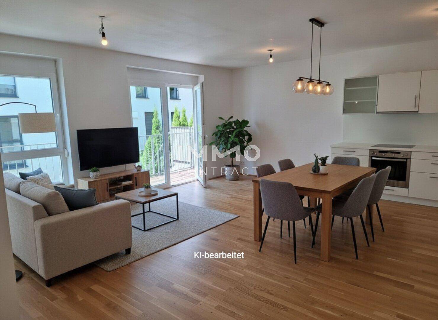 Heller offener Wohn-Essbereich mit Holzboden, moderner Einrichtung und Balkonzugang.
