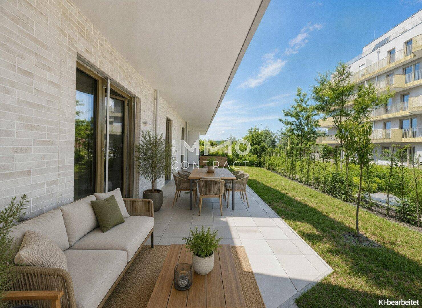 Geräumige Terrasse mit bequemen Sitzgelegenheiten, Pflanzen und Blick auf die Umgebung.