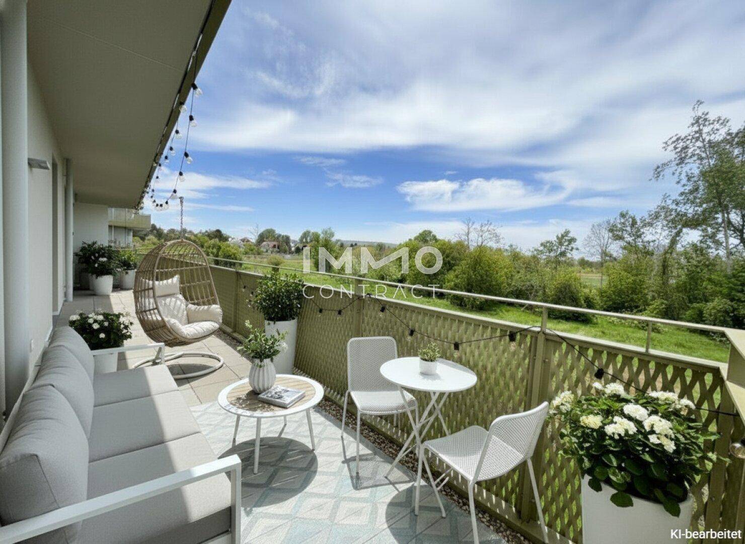 Gemütlicher Balkon mit Sitzgelegenheiten, Pflanzen und einem schönen Blick ins Grüne.