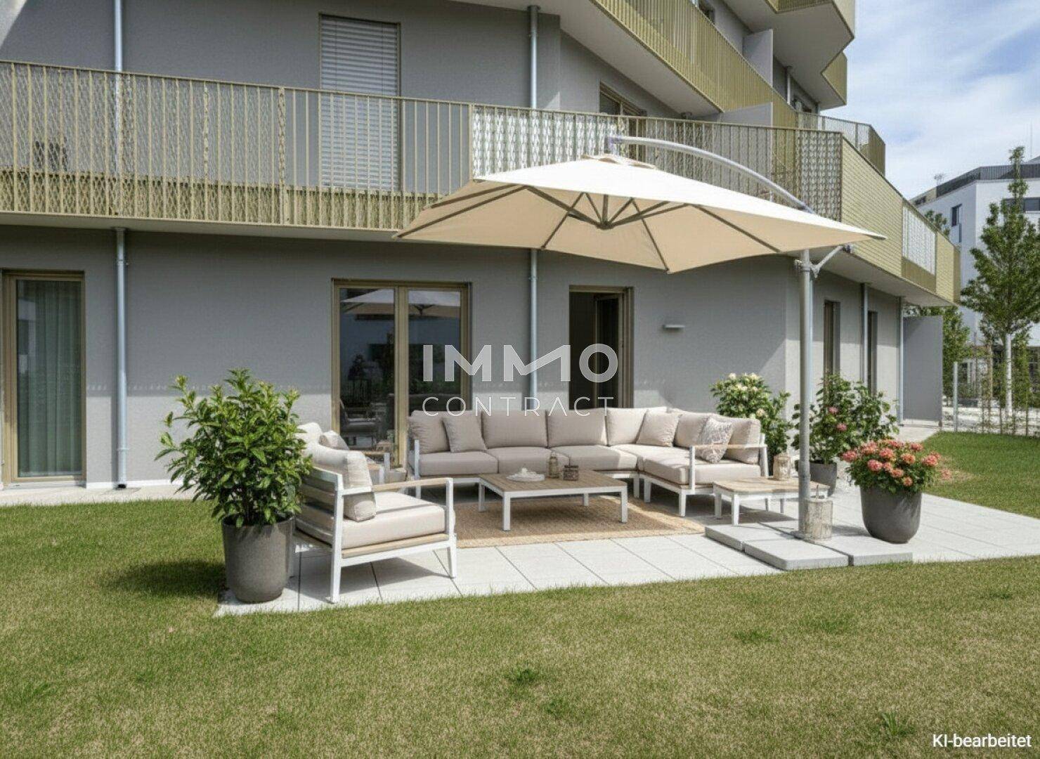 Erdgeschoss-Terrasse mit Gartenmöbeln, Sonnenschirm und direktem Zugang zum Rasenbereich.