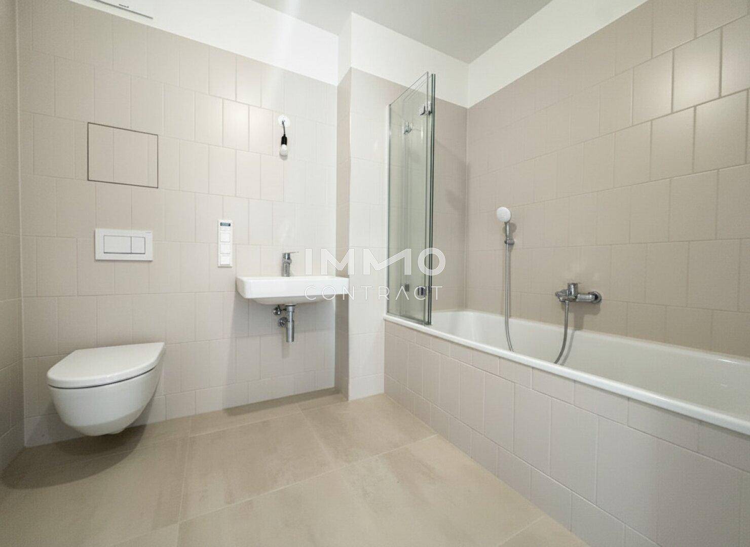 Helles Badezimmer mit Badewanne, wandhängendem WC und modernem Waschbecken.
