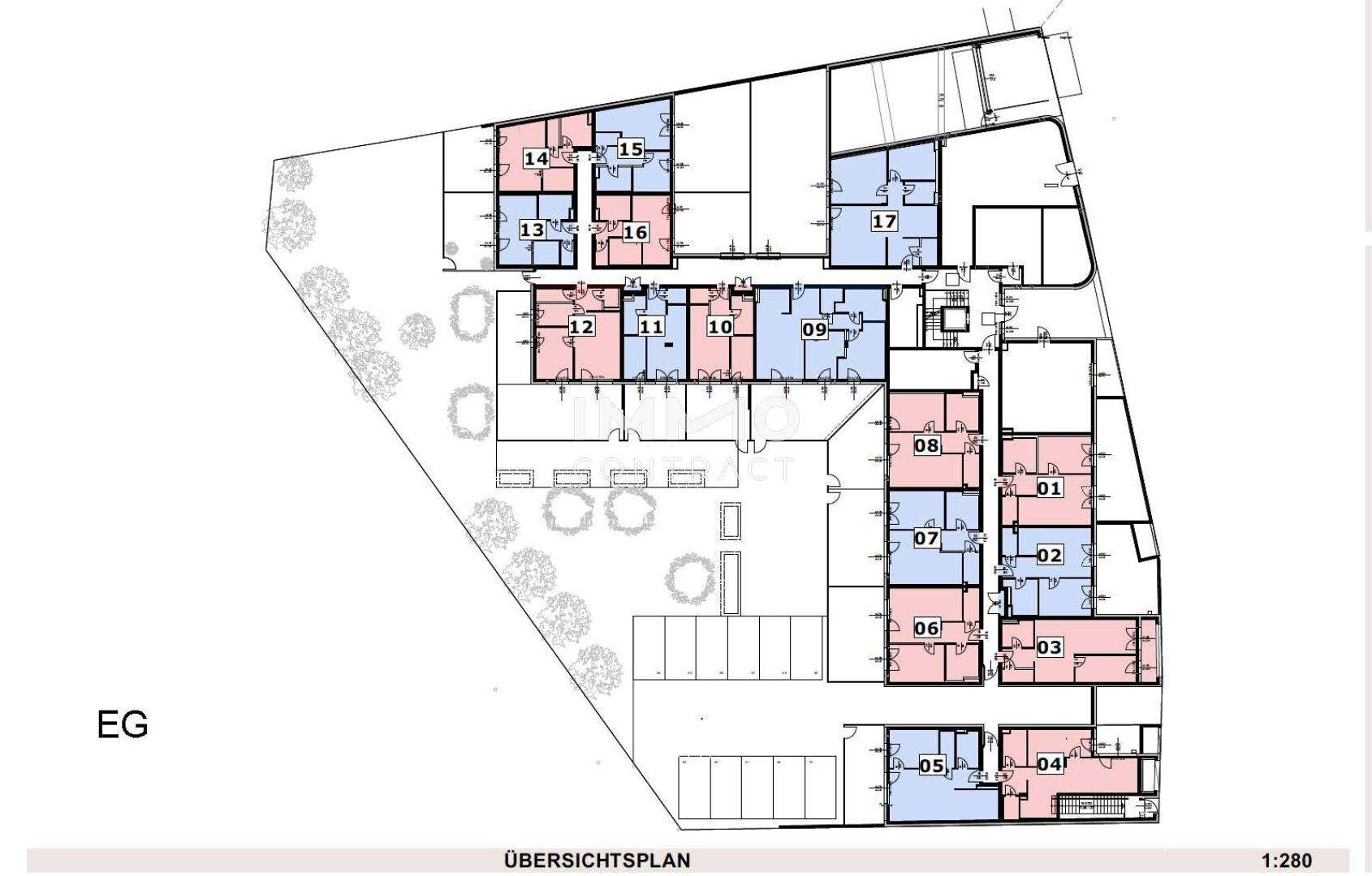Grundrissplan des Erdgeschosses zeigt verschiedene Wohneinheiten mit Zugang zu Außenbereichen und Tiefgaragenzufahrt.