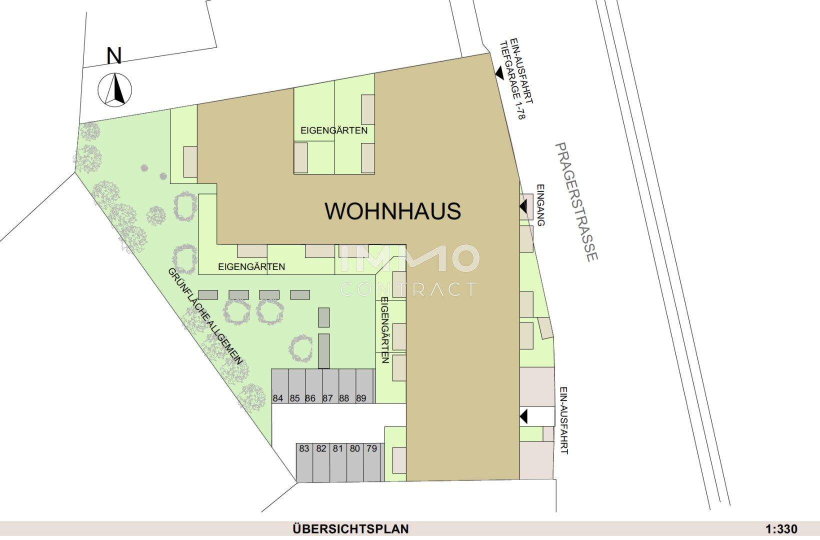 Übersichtsplan des Wohnhauses mit Außenbereichen, Gärten, Parkplätzen und Tiefgaragenzufahrt von der Straße.