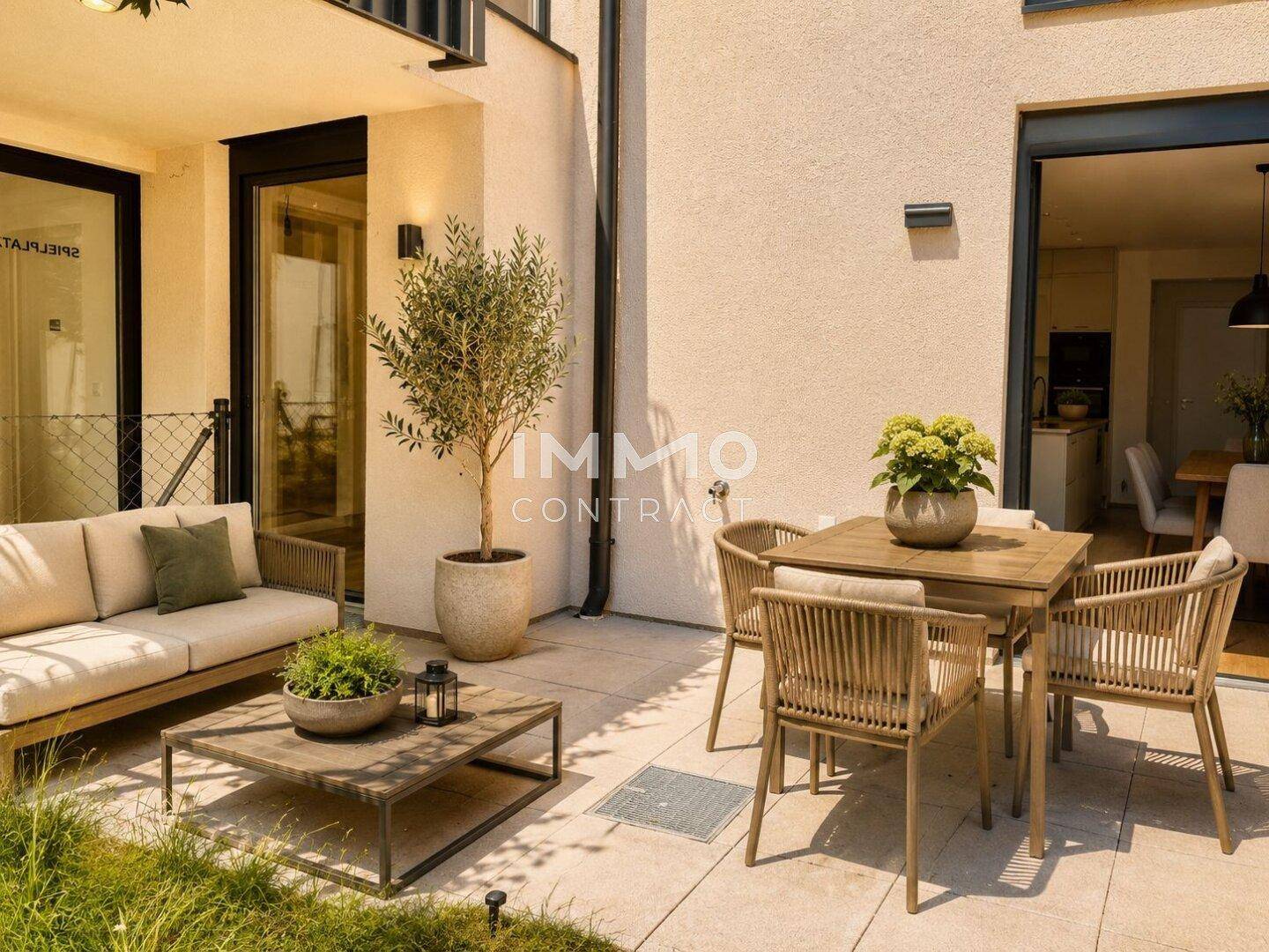 Großzügige, möblierte Terrasse mit Sitzgelegenheiten und einem kleinen Gartenbereich für Entspannung.