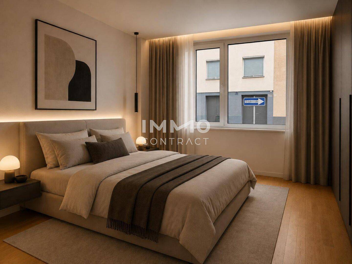 Modernes Schlafzimmer mit großem Bett, Holzboden und einem Fenster mit Blick auf die Umgebung.