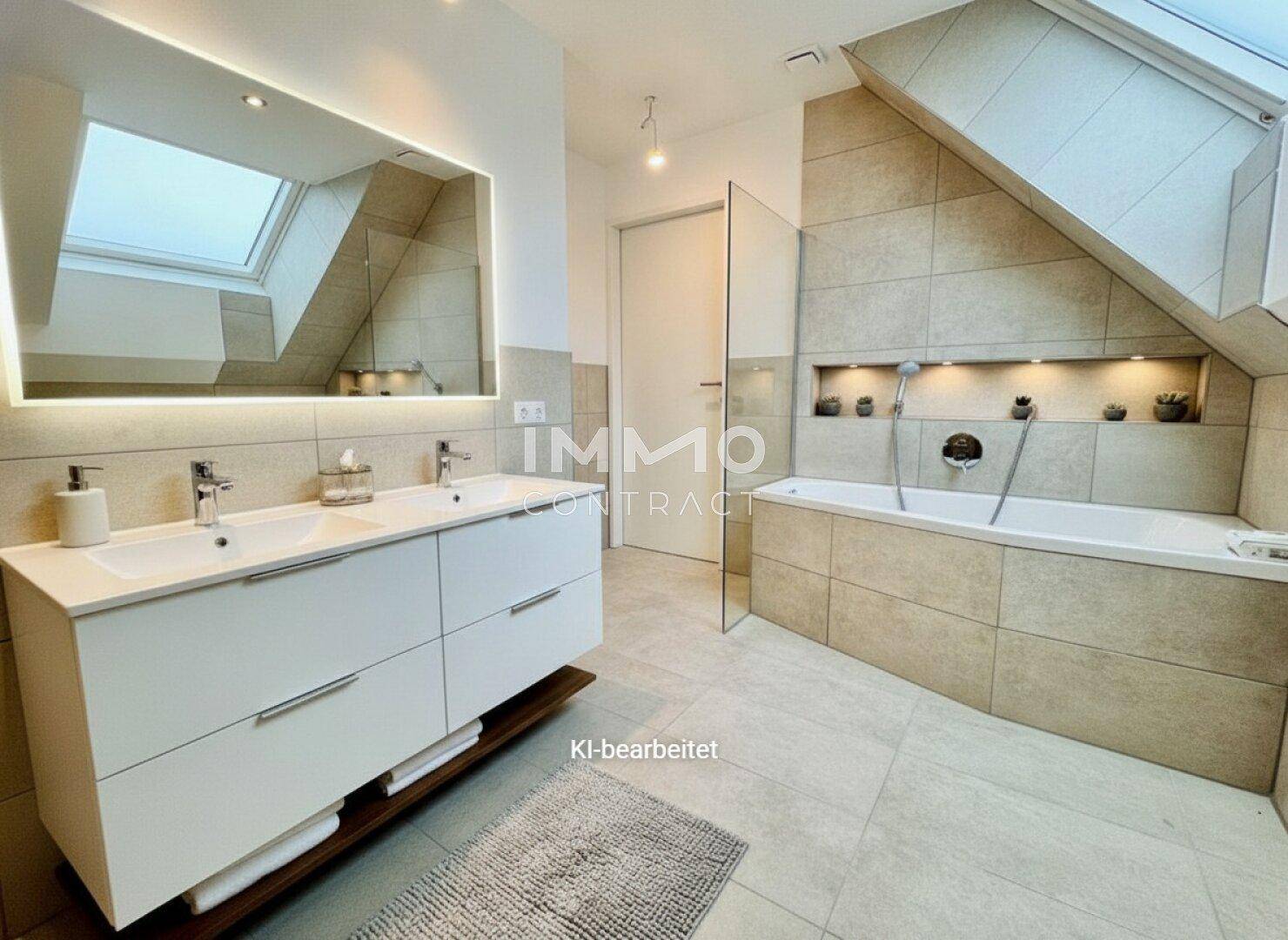 Modernes Badezimmer mit Doppelwaschbecken, Badewanne, Fliesen und einem Dachfenster für Tageslicht.