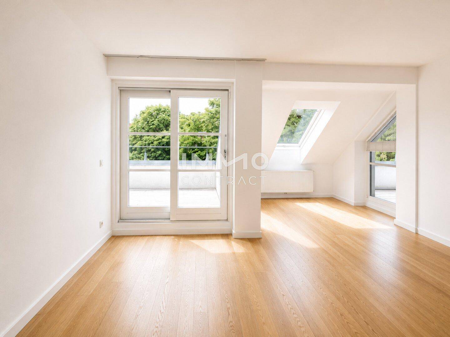 Heller Raum mit Parkettboden, Dachschrägen, Zugang zum Balkon und einem Dachfenster.